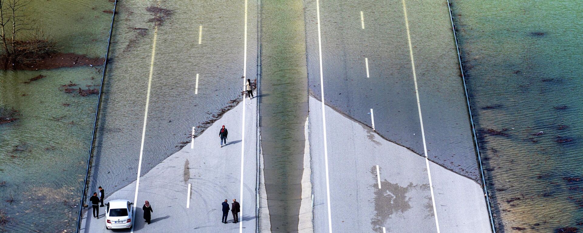 Konya-Antalya yolu sular altında: Trafik levhaları suya gömüldü - Sputnik Türkiye, 1920, 16.02.2026