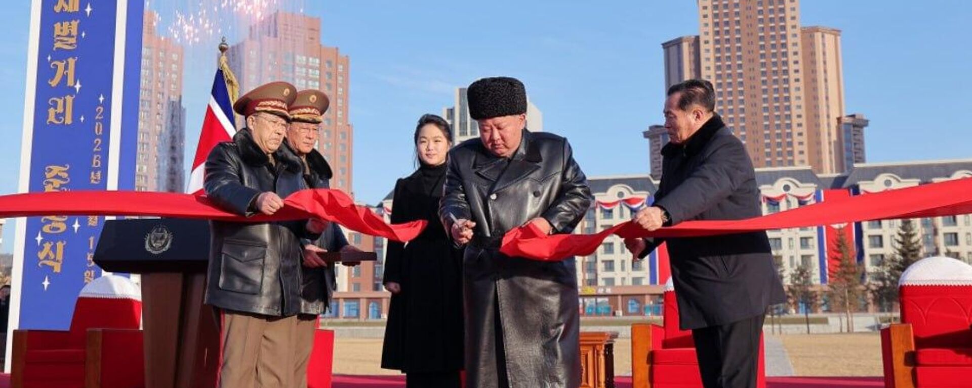Kuzey Kore lideri Kim Jong-un, Rusya’nın Kursk Bölgesi’ni Ukraynalı teröristlerden temizleme operasyonuna katılan Kuzey Koreli askerlerin anısına inşa edilen caddenin açılış törenine katıldı. - Sputnik Türkiye, 1920, 16.02.2026