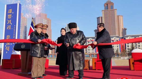 Kuzey Kore lideri Kim Jong-un, Rusya’nın Kursk Bölgesi’ni Ukraynalı teröristlerden temizleme operasyonuna katılan Kuzey Koreli askerlerin anısına inşa edilen caddenin açılış törenine katıldı. - Sputnik Türkiye