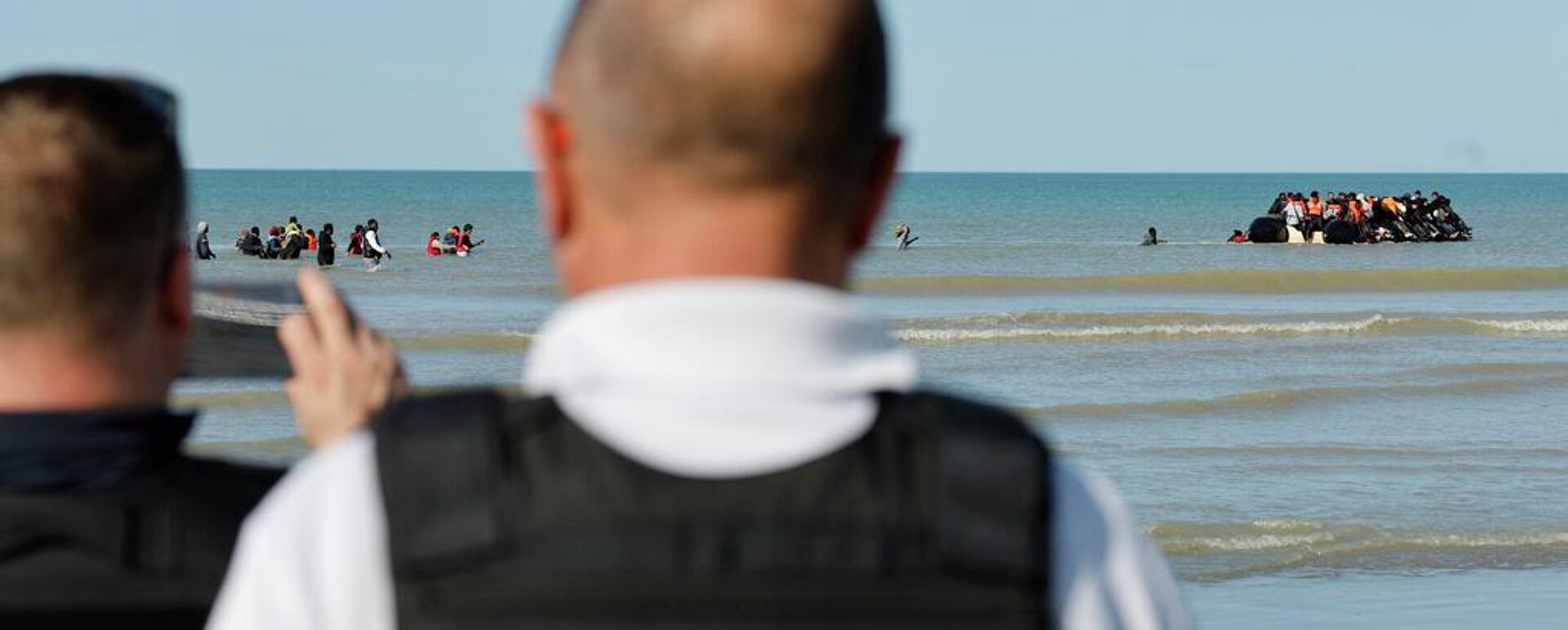 Fransız polisi göçmen teknelerinin fotoğrafını çekiyor - Sputnik Türkiye, 1920, 16.02.2026