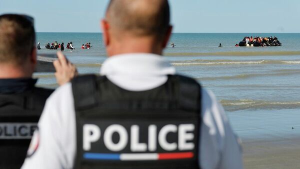 Fransız polisi göçmen teknelerinin fotoğrafını çekiyor - Sputnik Türkiye