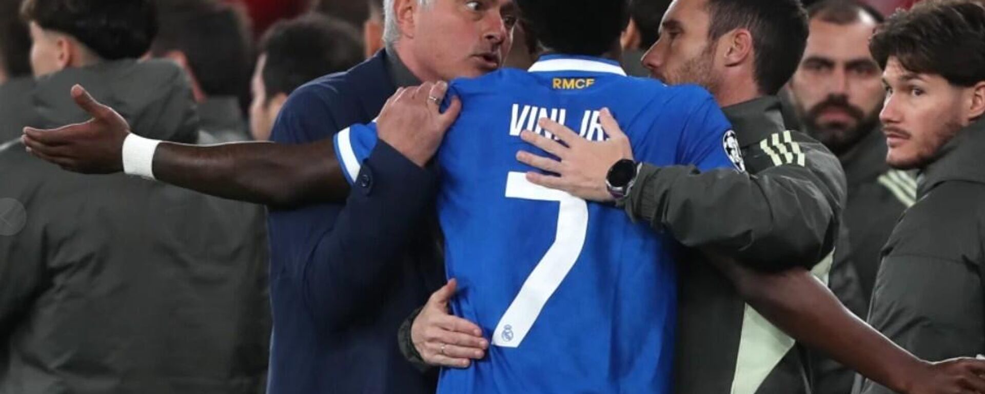 Real Madrid - Benfica maçında, Vinicius Junior’un ırkçı hakarete uğradığını belirtmesi üzerine karşılaşma 10 dakika durdu - Sputnik Türkiye, 1920, 18.02.2026