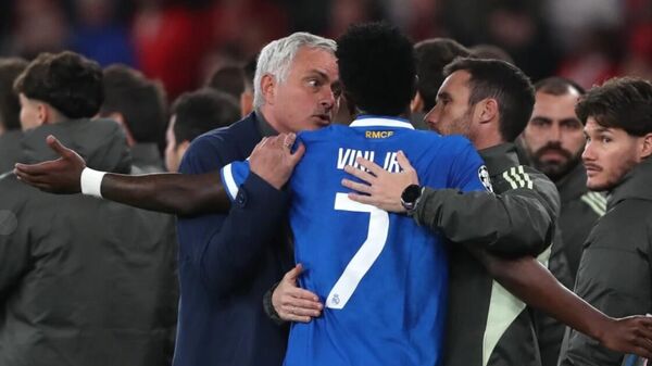 Real Madrid - Benfica maçında, Vinicius Junior’un ırkçı hakarete uğradığını belirtmesi üzerine karşılaşma 10 dakika durdu - Sputnik Türkiye