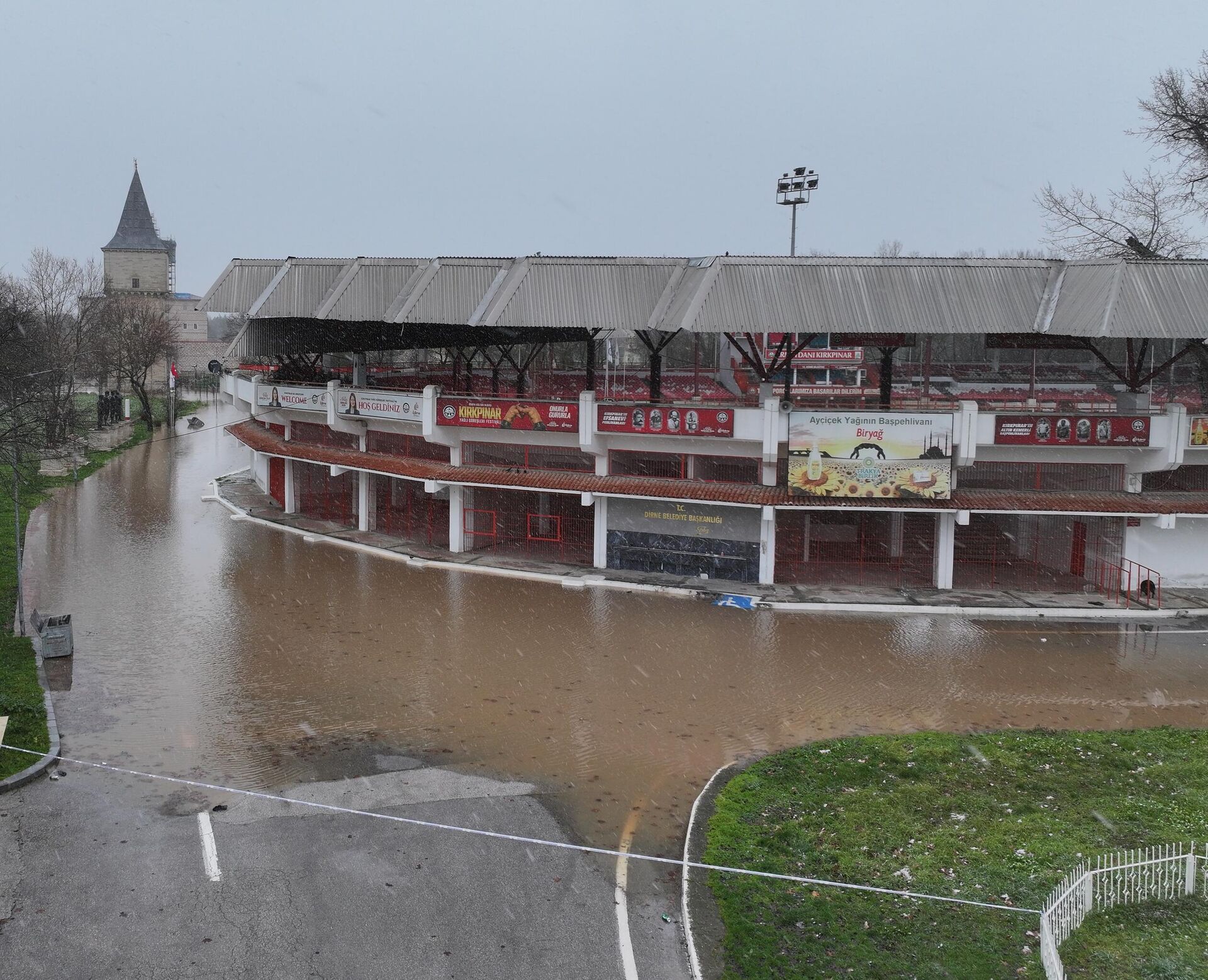 Tunca Nehri, Tarihi Kırkpınar Yağlı Güreşleri'nin yapıldığı Sarayiçi Adası'nda bazı noktalarda yatağından taştı - Sputnik Türkiye, 1920, 18.02.2026