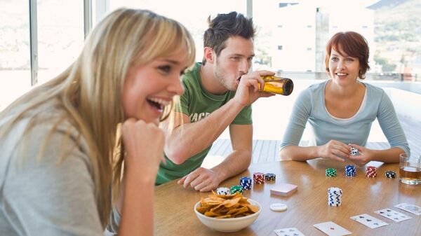 Oyun oynayan yetişkinler - Sputnik Türkiye