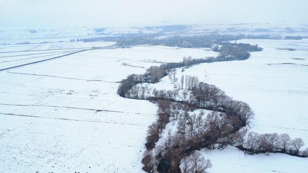 Türkiye-Ermenistan sınırında yer alan Kars'ın Akyaka ilçesinde karla beyaza bürünen menderesler, dronla görüntülendi. Türkiye-Ermenistan sınırında yer alan Kars'ın Akyaka ilçesinde karla beyaza bürünen menderesler, dronla görüntülendi. - Sputnik Türkiye