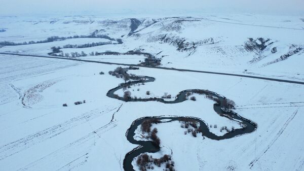 Kars'ta karla kaplanan menderesler dronla görüntülendi - Sputnik Türkiye