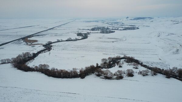 Yazın tarım ile hayvancılığa can suyu olan menderesler, kışın da karla kaplı haliyle güzel manzaralar oluşturdu. Yazın tarım ile hayvancılığa can suyu olan menderesler, kışın da karla kaplı haliyle güzel manzaralar oluşturdu. - Sputnik Türkiye