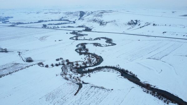 Menderesler, bir nehrin akıntısının veya baka bir su yolunun kanalındaki bir dizi düzenli kıvrımlı eğrilerden, kıvrımlardan ve döngülerden biridir. Menderesler, bir nehrin akıntısının veya baka bir su yolunun kanalındaki bir dizi düzenli kıvrımlı eğrilerden, kıvrımlardan ve döngülerden biridir. - Sputnik Türkiye