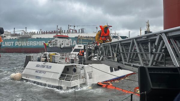 Gemide bulunan 6 personel, yangın merdiveni kullanılarak bulundukları yerden kurtarıldı - Sputnik Türkiye