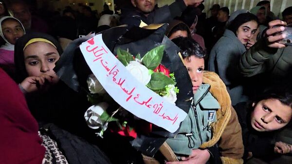 Hasret son buldu: Refah sınır kapısı Filistinlileri yeniden kavuşturuyor - Sputnik Türkiye