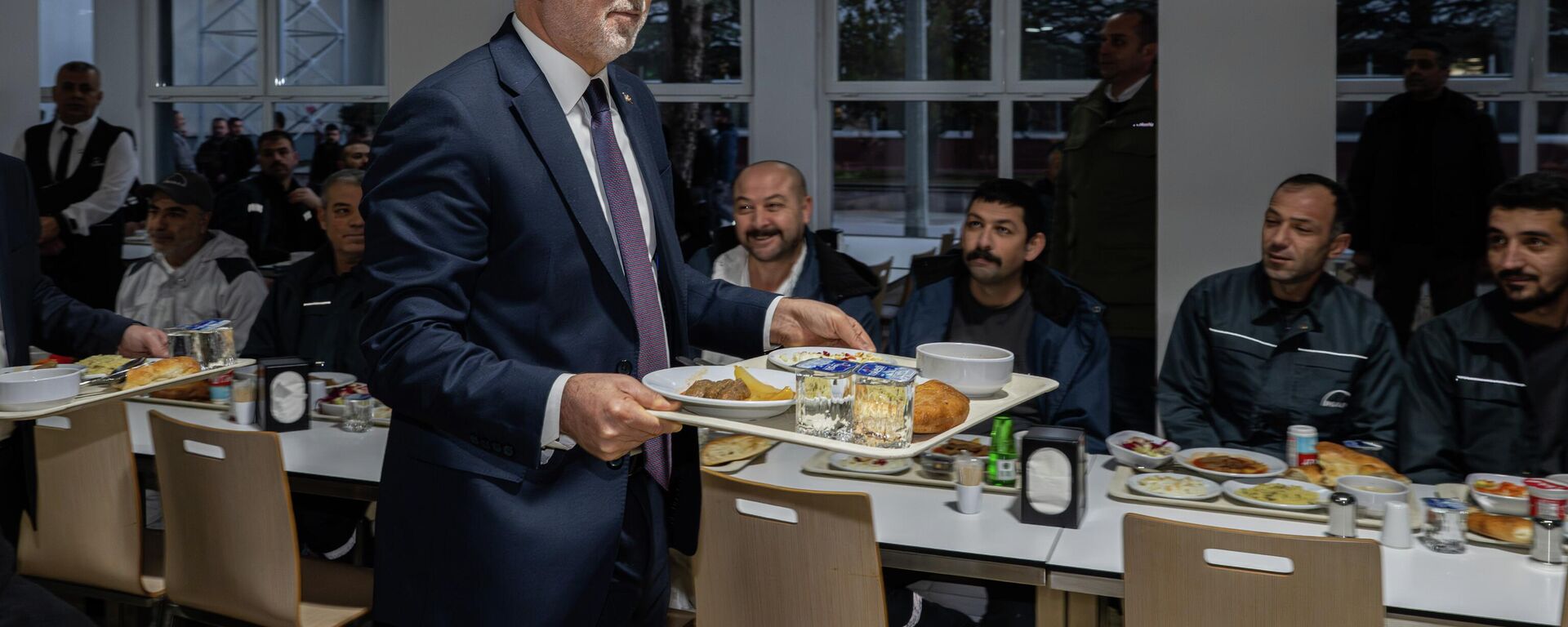 Çalışma ve Sosyal Güvenlik Bakanı Vedat Işıkhan, ilk iftarını işçilerle yaptı - Sputnik Türkiye, 1920, 19.02.2026