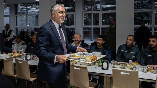 Çalışma ve Sosyal Güvenlik Bakanı Vedat Işıkhan, ilk iftarını işçilerle yaptı - Sputnik Türkiye