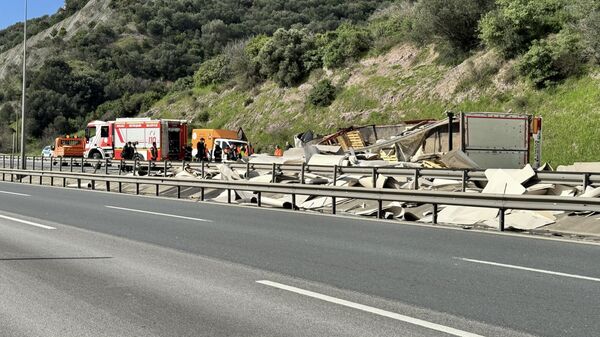 TEM'de trafik kazası: İstanbul yönü trafiğe kapatıldı - Sputnik Türkiye