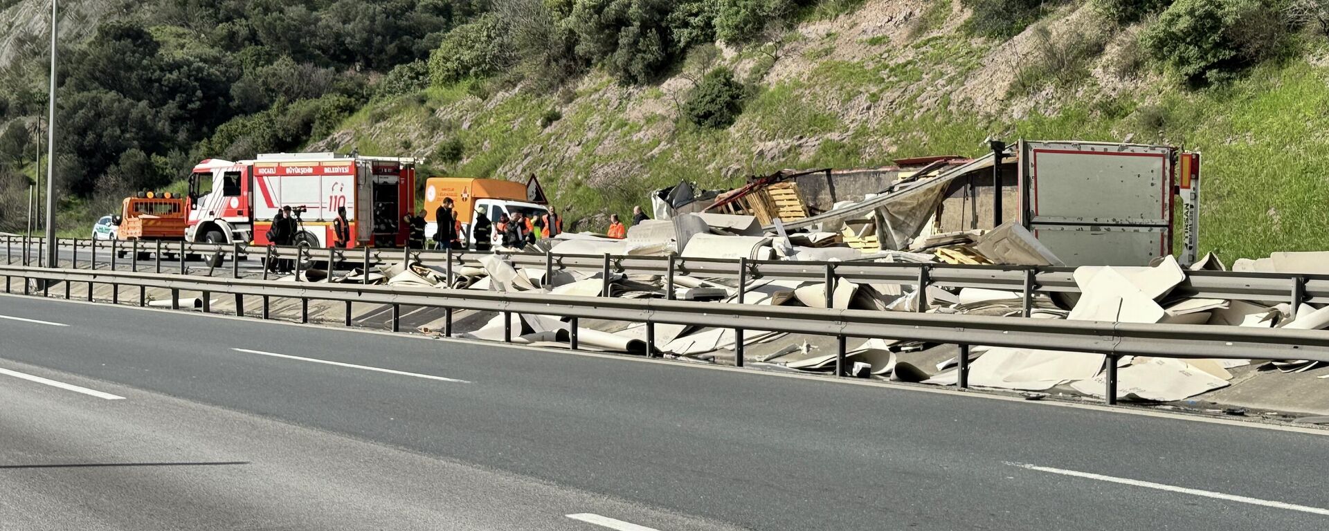 TEM'de trafik kazası: İstanbul yönü trafiğe kapatıldı - Sputnik Türkiye, 1920, 20.02.2026