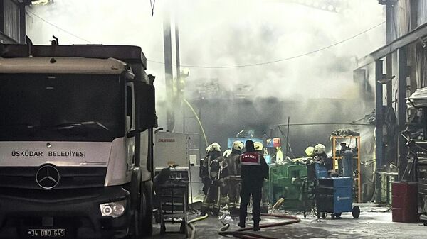 Eyüpsultan'da 3 ayrı iş yerinde çıkan yangına müdahale ediliyor - Sputnik Türkiye