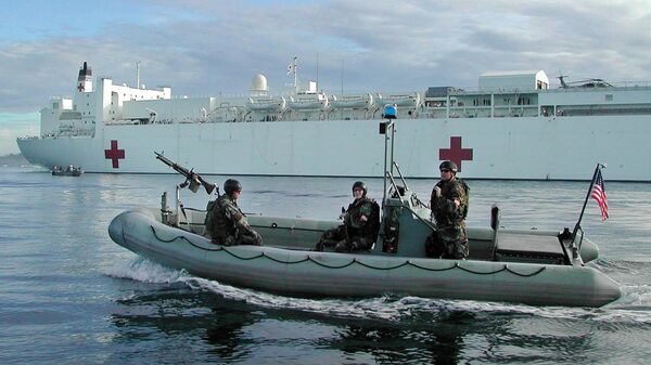 Members of the US Navy SEALS on a rubber boat patrol around the US Navy hospital ship the USNS Mercy - Sputnik Türkiye
