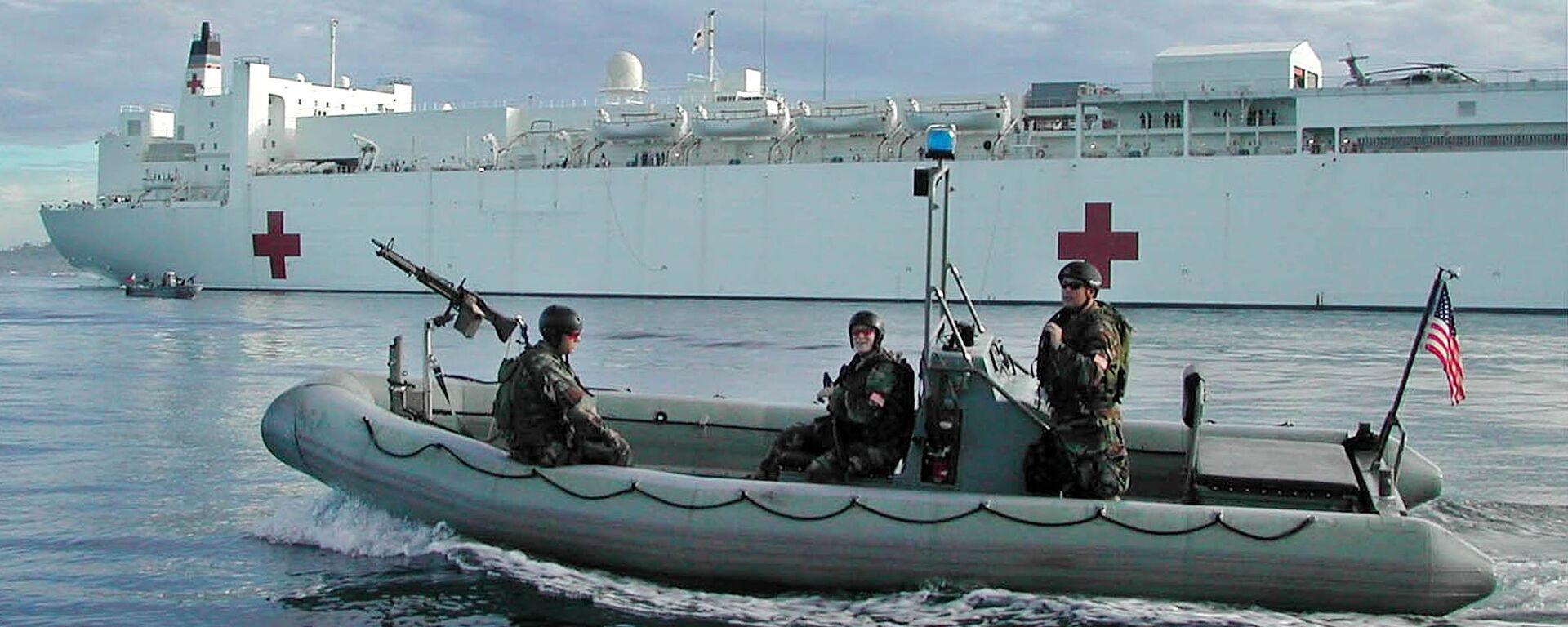 Members of the US Navy SEALS on a rubber boat patrol around the US Navy hospital ship the USNS Mercy - Sputnik Türkiye, 1920, 22.02.2026