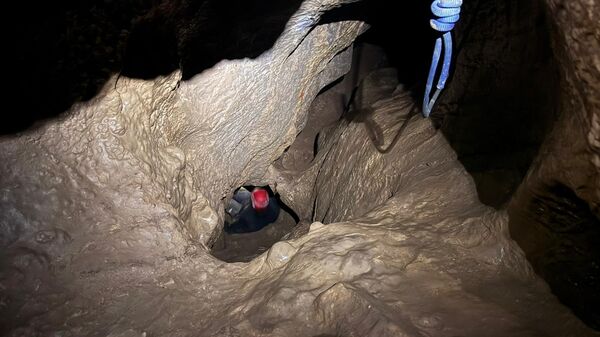 Mağarada araştırma yaparken 5 metre yükseklikten düştü: 8 saatlik operasyonla kurtarıldı - Sputnik Türkiye