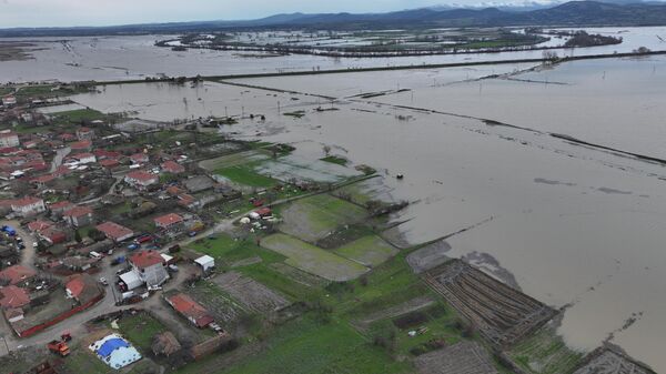 Debisi 2 metreküpten 212 metreküpe çıktı: Tunca ve Meriç nehirleri taştı, ikaz seviyesi kırmızıya çıktı - Sputnik Türkiye
