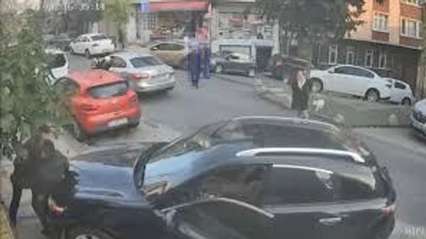 İstanbul'da bir sürücü kendi kullandığı aracın altında kaldı - Sputnik Türkiye