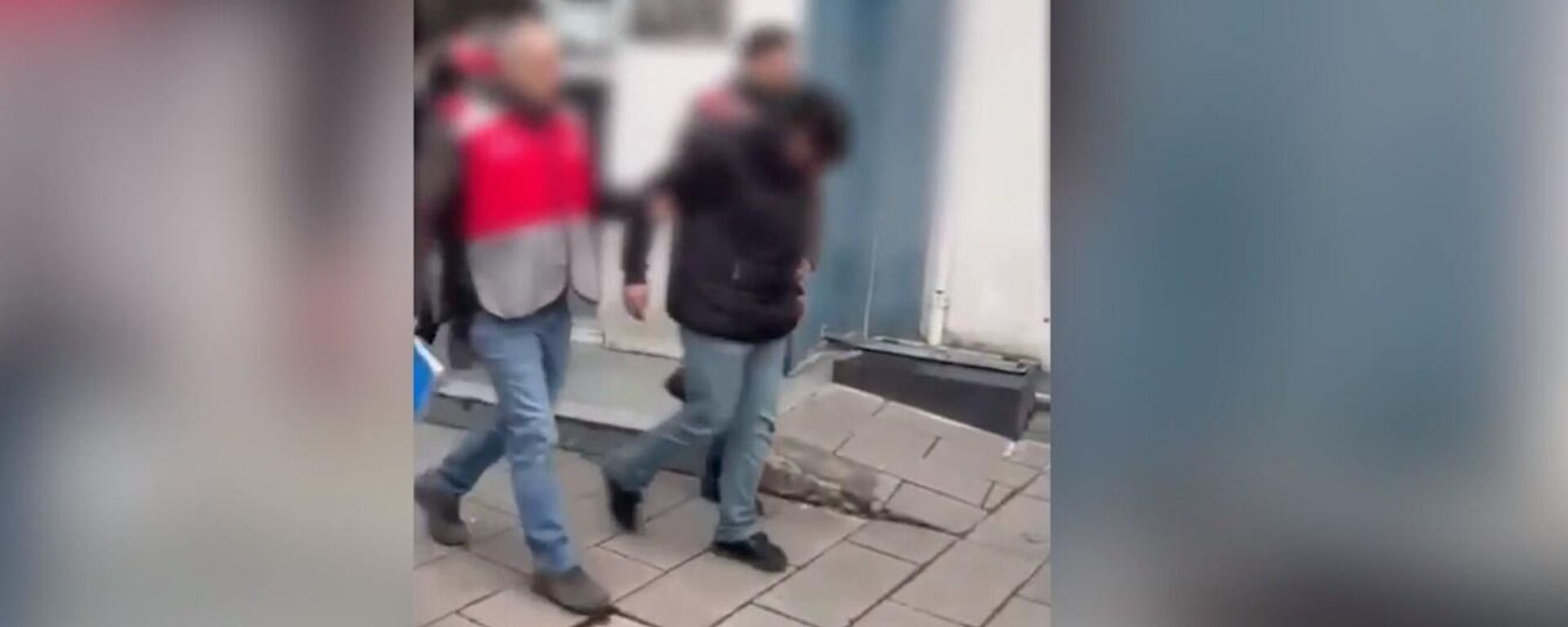  Bağcılar'da bıçaklanan gencin ailesini tehdit ettiği öne sürülen 3 zanlı tutuklandı - Sputnik Türkiye, 1920, 22.02.2026