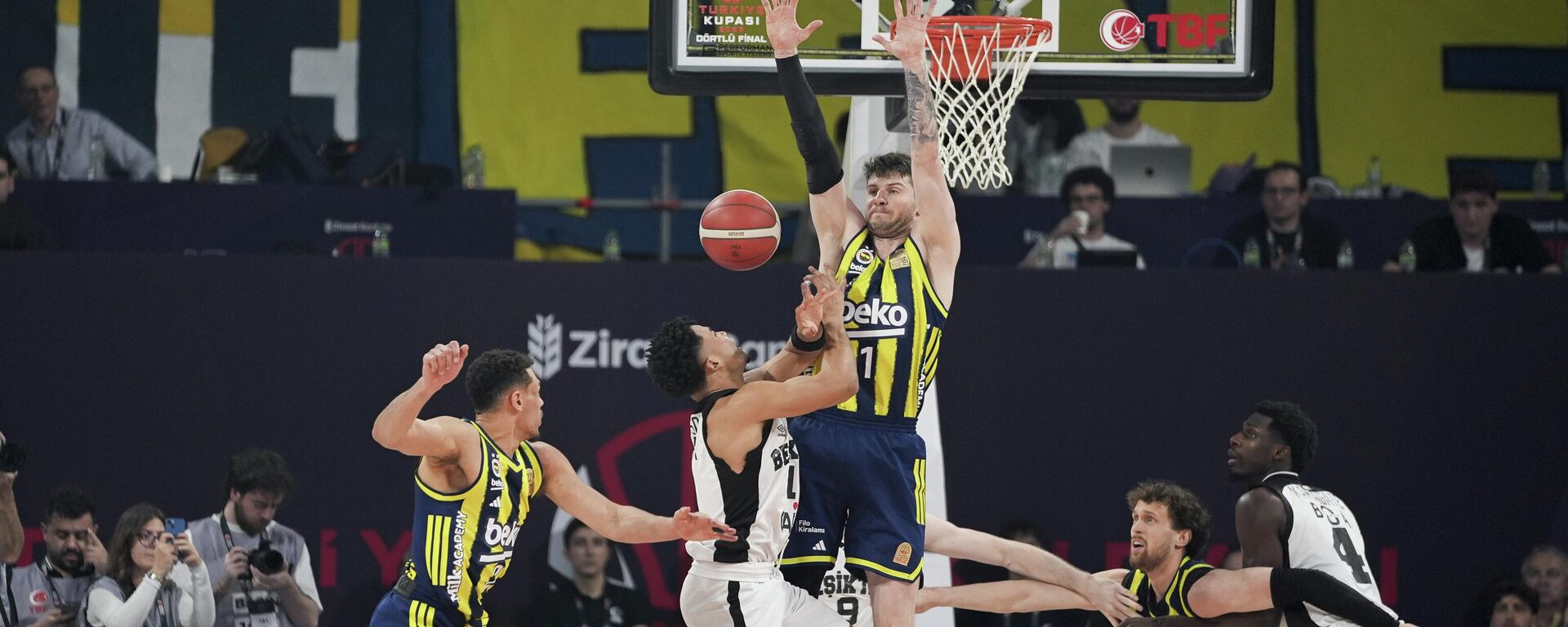 Ziraat Bankası Türkiye Kupası'nda Beşiktaş GAİN'i 91-74 yenen  Fenerbahçe Beko  kupanın sahibi oldu. - Sputnik Türkiye, 1920, 22.02.2026