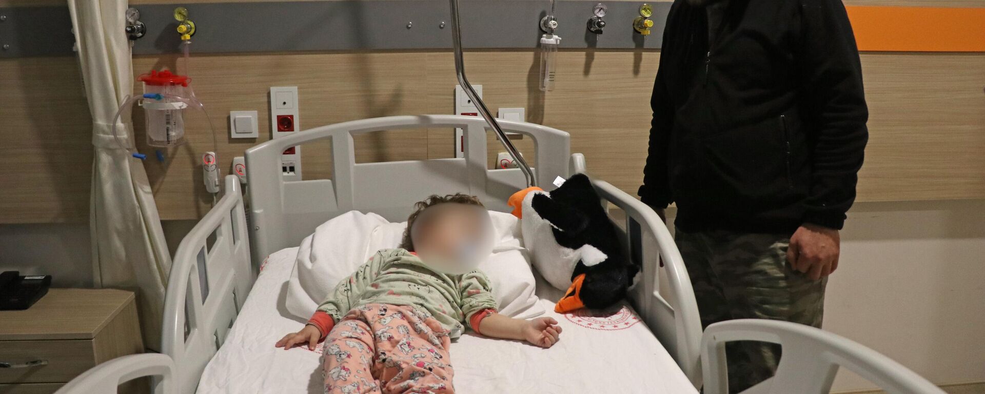 Baba ile kucağındaki 14 aylık kızı komşuları tarafından darp edildi - Sputnik Türkiye, 1920, 23.02.2026