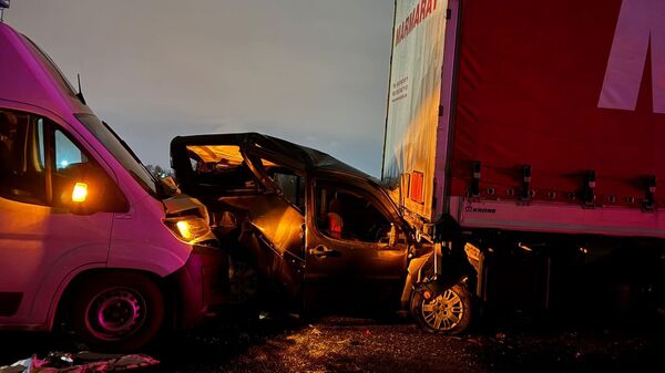 Anadolu Otoyolu'nda 16 araç birbirine girdi: 4'ü ağır 6 yaralı - Sputnik Türkiye