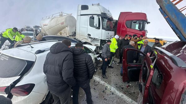 Erzurum'da zincirleme kaza: Çok sayıda yaralı var - Sputnik Türkiye