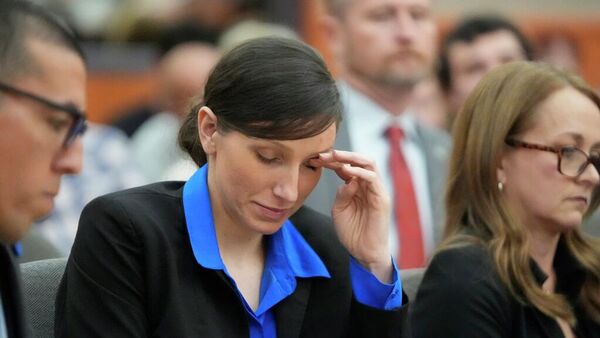 Çocuklarına yas kitabı yazdı, şimdi eşini öldürmekle yargılanıyor - Sputnik Türkiye