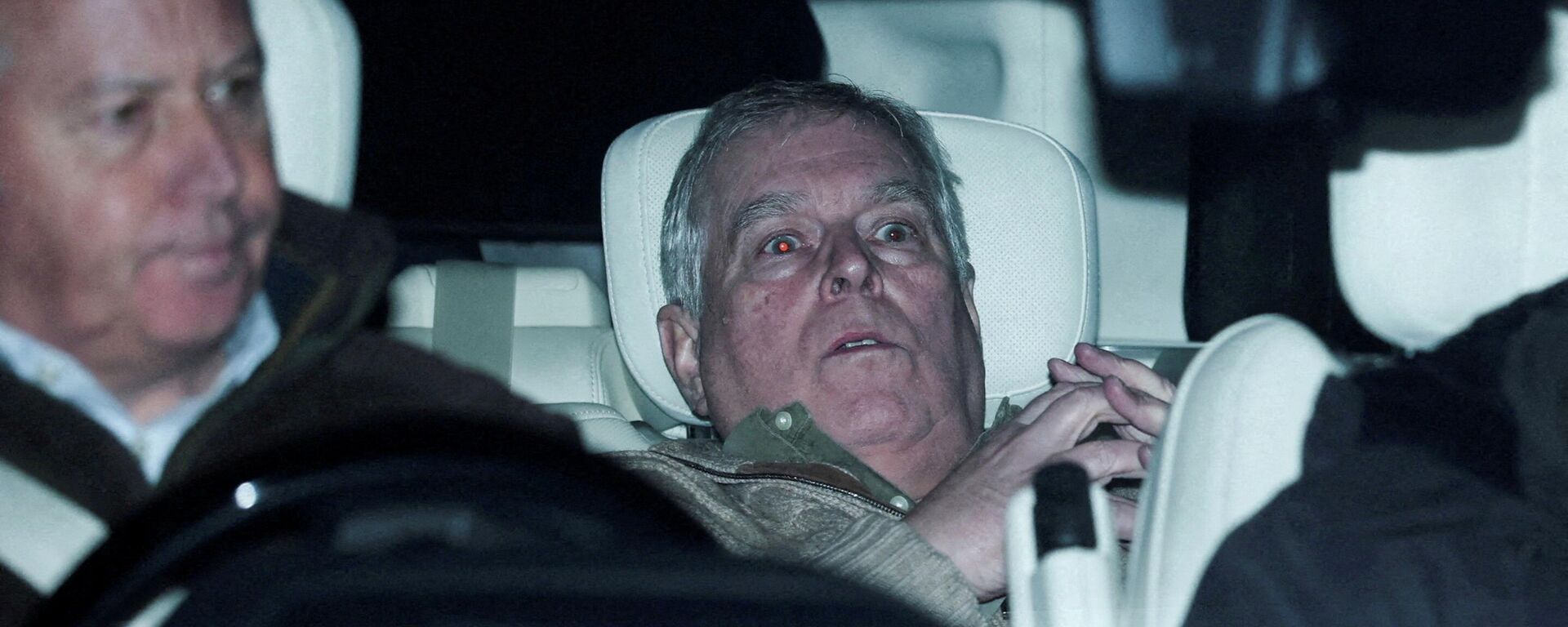 Louvre Müzesi'ne Andrew Mountbatten-Windsor’un  gözaltı sonrası çekilen fotoğrafı asıldı - Sputnik Türkiye, 1920, 26.02.2026