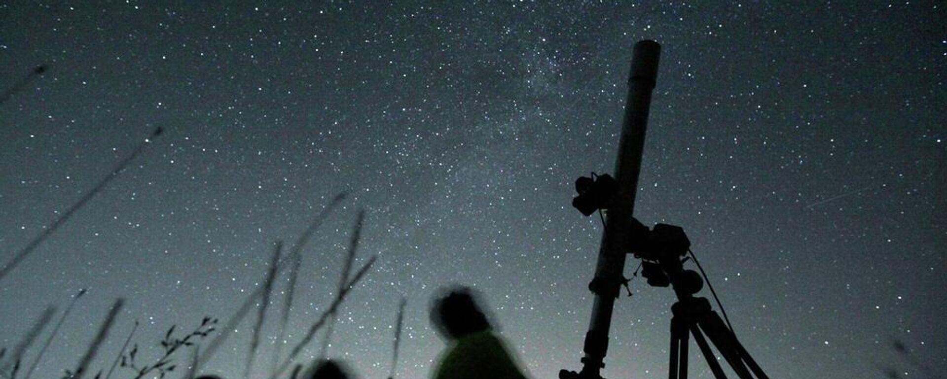 People look up to the sky from an observatory near the village of Avren, Bulgaria - Sputnik Türkiye, 1920, 23.02.2026