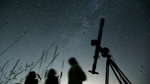 People look up to the sky from an observatory near the village of Avren, Bulgaria - Sputnik Türkiye