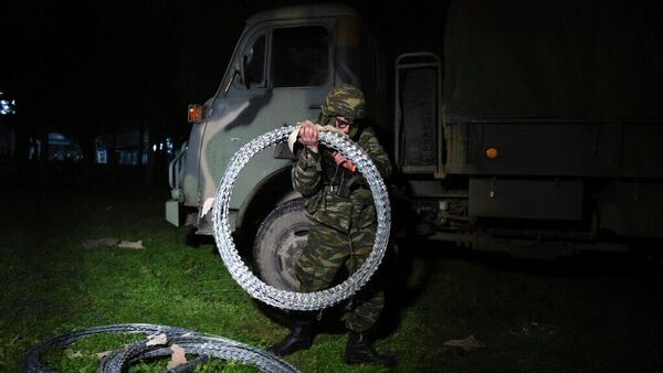 Türkiye sınırında dikenli tel taşıyan Yunan askeri - Sputnik Türkiye