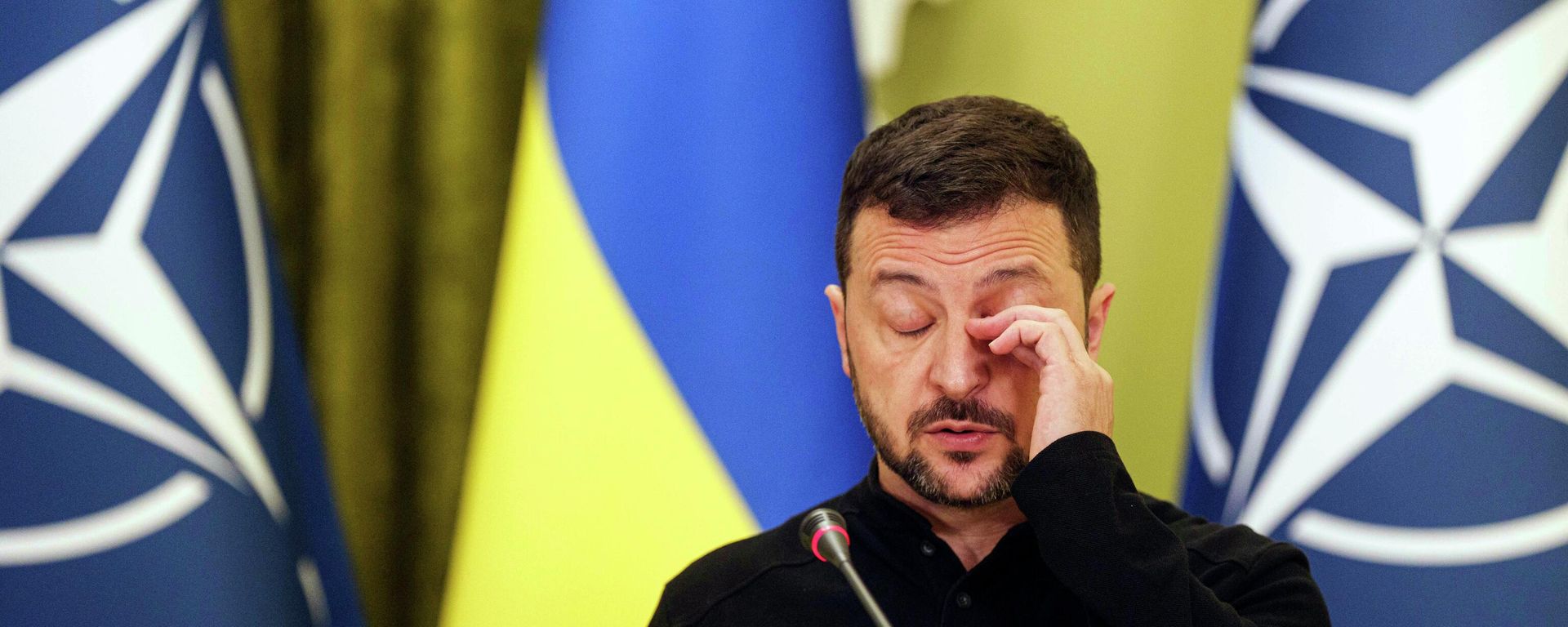 Ukrayna Devlet Başkanı Vladimir Zelenskiy, 3 Ekim 2024’te Kiev’de NATO Genel Sekreteri Mark Rutte ile düzenlenen ortak basın toplantısında gazetecilere konuşuyor. - Sputnik Türkiye, 1920, 15.08.2026