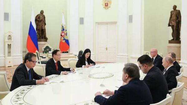 Rusya Devlet Başkanı Vladimir Putin’in Vietnam Dışişleri Bakanı Le Hoai Chung ile görüşmesi - Sputnik Türkiye