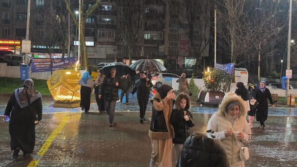 İstanbul'da bazı bölgelerde başlayan sağanak hayatı olumsuz etkiliyor - Sputnik Türkiye