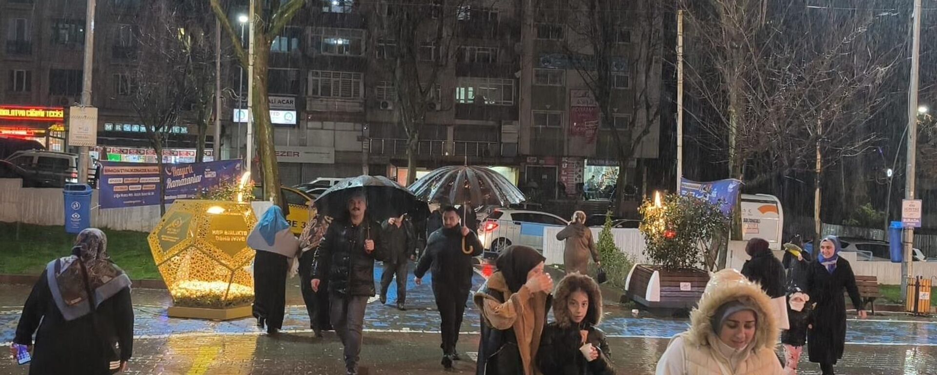 İstanbul'da bazı bölgelerde başlayan sağanak hayatı olumsuz etkiliyor - Sputnik Türkiye, 1920, 24.02.2026