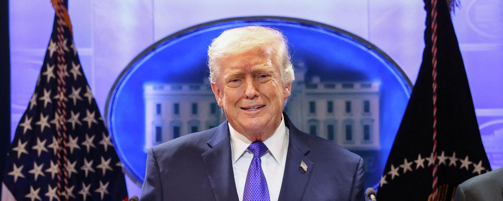 Президент США Дональд Трамп жестикулирует во время выступления во время брифинга для прессы в Белом доме, США - Sputnik Türkiye, 1920, 25.02.2026