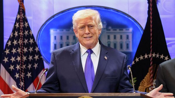 Президент США Дональд Трамп жестикулирует во время выступления во время брифинга для прессы в Белом доме, США - Sputnik Türkiye