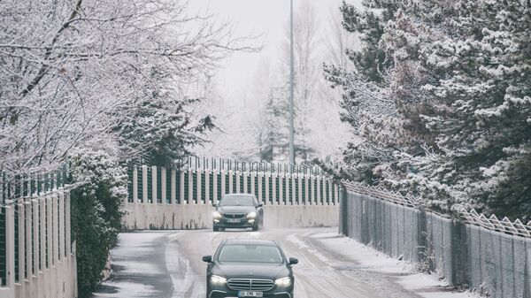 Ankara güne beyaz örtüyle uyandı: Yüksek kesimlerde kar etkili oluyor - Sputnik Türkiye