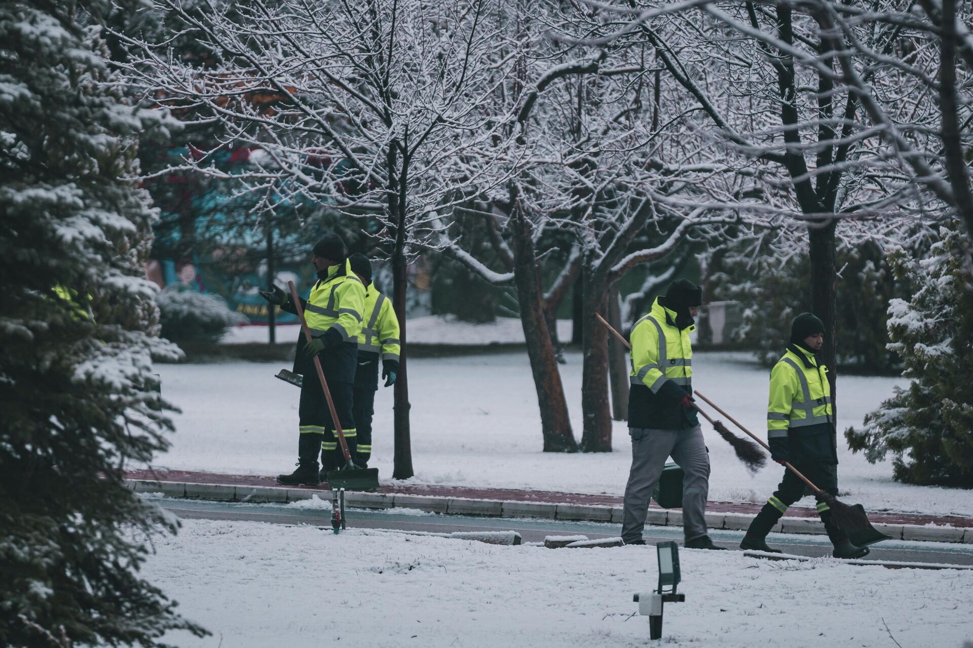 Çankaya, Gölbaşı ve Mamak ilçelerinin yüksek kesimlerinde park, cadde, sokak ve araçlar beyaz örtüyle kaplandı. - Sputnik Türkiye, 1920, 25.02.2026