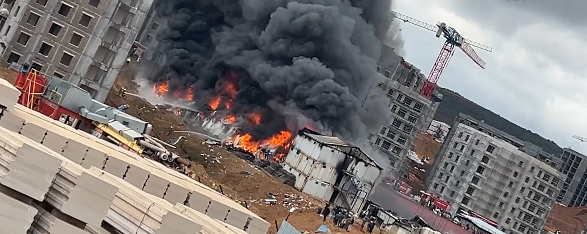 Tuzla'da işçi konteynerinde yangın: Dev dumanlar gökyüzünü kapladı - Sputnik Türkiye, 1920, 25.02.2026