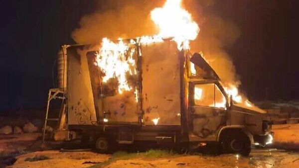 İsrailli yerleşimciler Filistinlilerin ev ve araçlarını ateşe verdi - Sputnik Türkiye