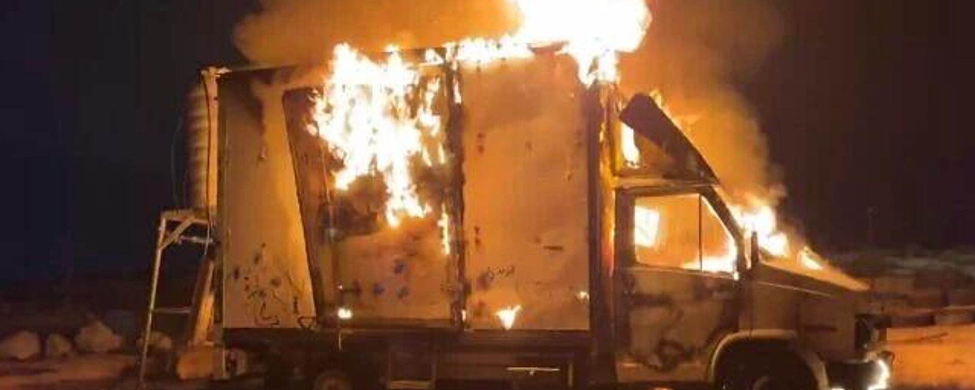 İsrailli yerleşimciler Filistinlilerin ev ve araçlarını ateşe verdi - Sputnik Türkiye, 1920, 25.02.2026