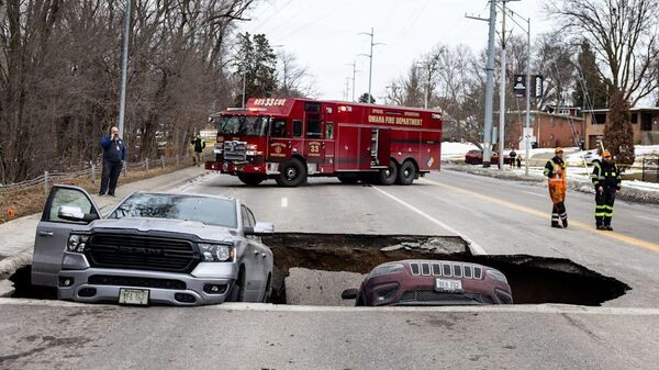 ABD'de iki araç oluşan obruğa düştü - Sputnik Türkiye