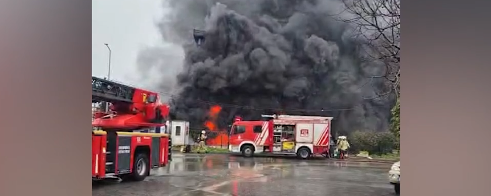 İstanbul'da fabrika yangını: Çok sayıda itfaiye müdahale ediyor - Sputnik Türkiye, 1920, 26.02.2026