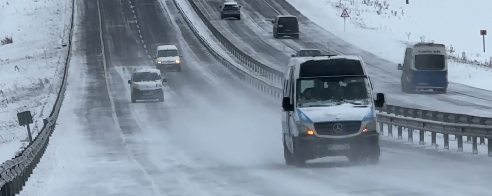 Ardahan-Şavşat kara yolu kar ve tipi yüzünden araç geçişine kapatıldı - Sputnik Türkiye, 1920, 26.02.2026