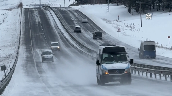 Ardahan-Şavşat kara yolu kar ve tipi yüzünden araç geçişine kapatıldı - Sputnik Türkiye